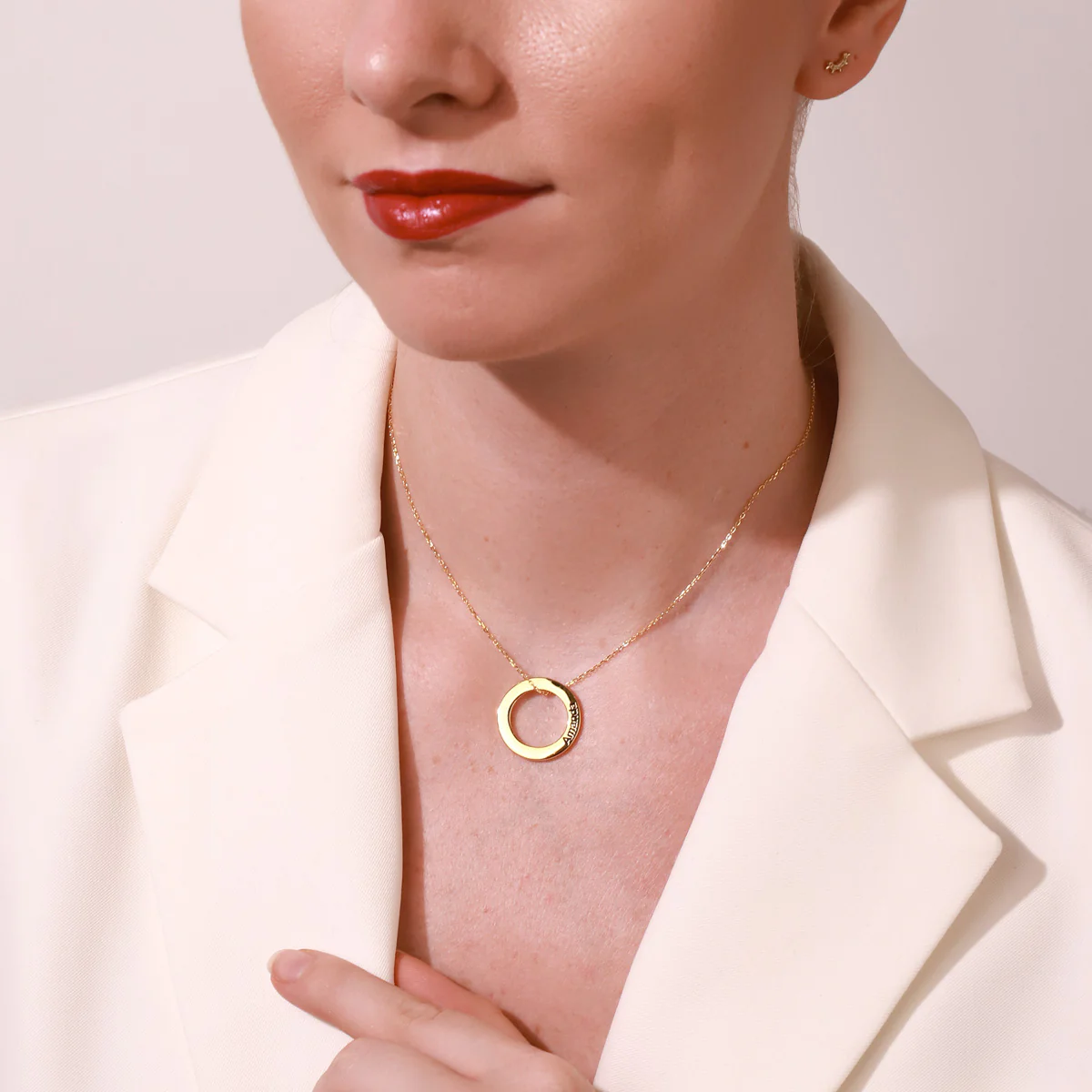 Linked Circle Custom Name Necklace - Image 4